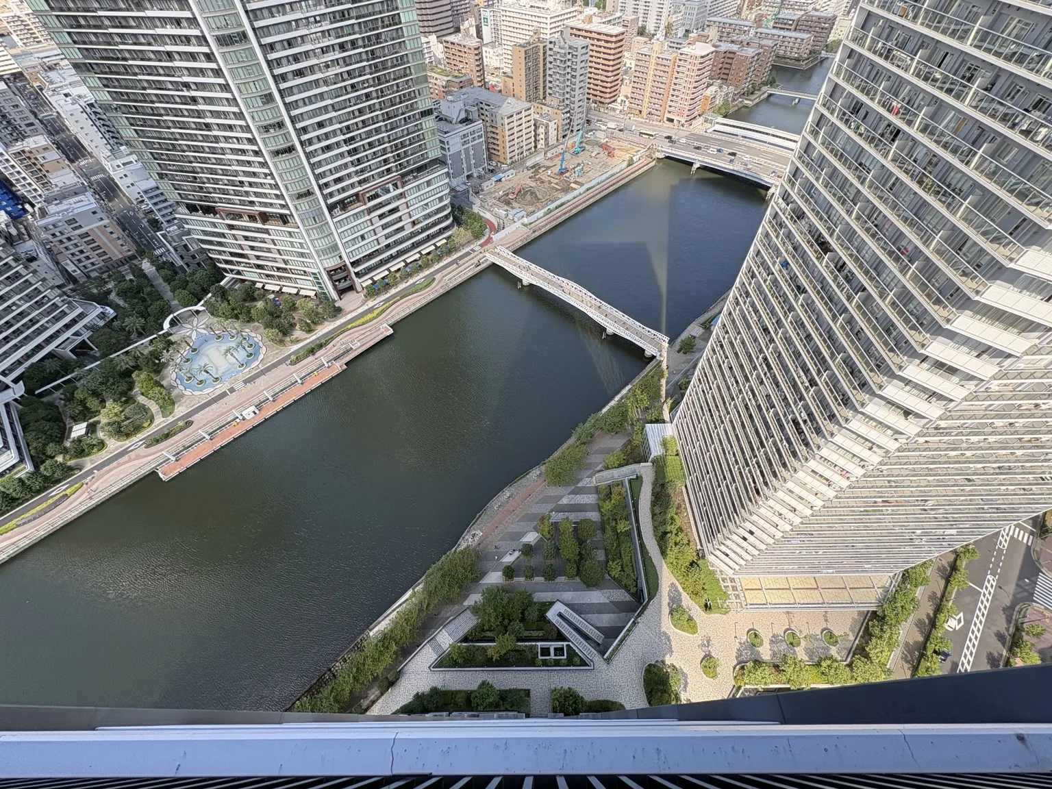 High-angle view of a canal, pedestrian bridge and residential buildings in the Kachidoki area